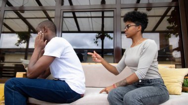 Öfkeli karısı suçlamak üzgün vurguladı siyah adam döndü uzağa gözardı rahatsız edici eş