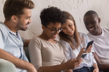 Telefonlar sosyal medya uygulamaları kullanarak mutlu çeşitli gençler