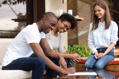 African American mutlu genç çift işareti Mortgage kredi sigortası sözleşme
