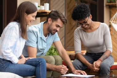 Mutlu genç aile çift müşteriler imza Mortgage sözleşme toplantı sigortacı