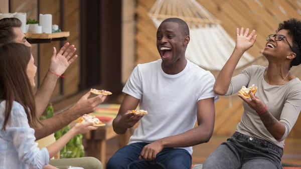 Glada olika vänner pratar skratta dela middag på Café — Stockfoto