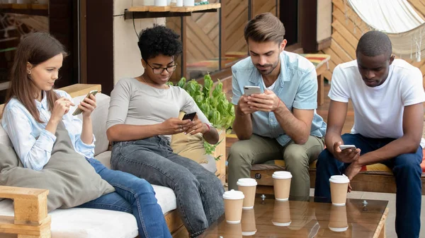 Junge Freunde nutzen soziale Medien im Café — Stockfoto