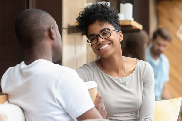 Felice giovane donna africana americana godere di una conversazione divertente con il fidanzato — Foto Stock