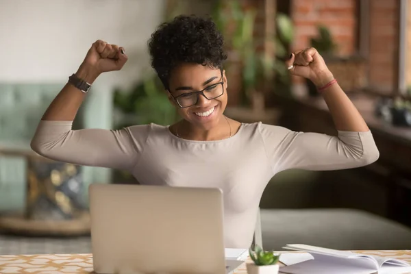 興奮したアフリカの女性感覚の勝者は、ノートパソコンでオンラインウィンを喜ぶ — ストック写真