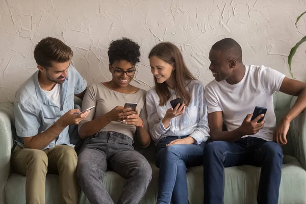 Happy olika vänner grupp dela sociala medier nyheter hålla telefoner — Stockfoto