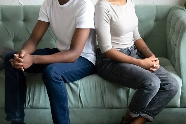 Olycklig gift afro-amerikanskt par sitter på soffan vända tillbaka — Stockfoto