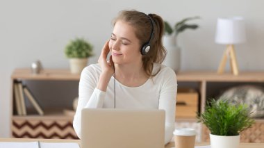 Kulaklıkta rahat kadın kapalı gözleri ile müzik dinlemek