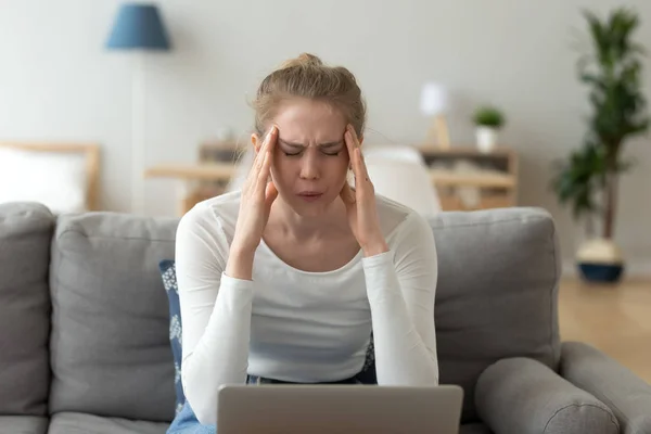 Mujer molesta que sufre de dolor de cabeza, tocar las sienes, sentir dolor — Foto de Stock