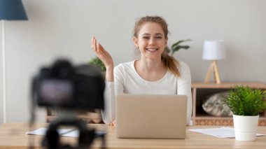 Mutlu gülümseyen kadın, Blogger kayıt video içinde ofis veya ev