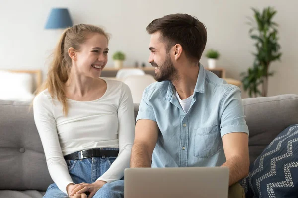 Feliz pareja riendo usando el ordenador portátil juntos, compras, navegar por Internet — Foto de Stock