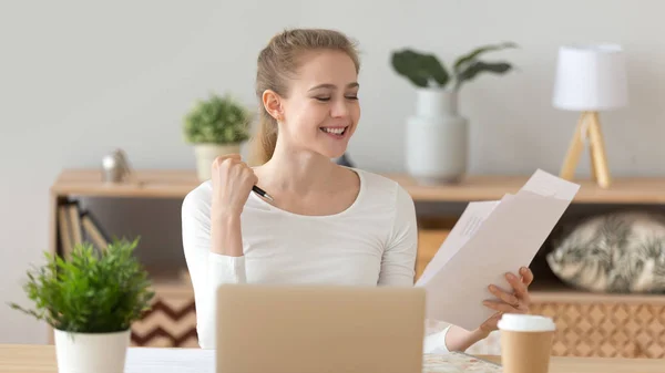 Mujer emocionada trabajando en casa con documento en papel, buenas noticias —  Fotos de Stock