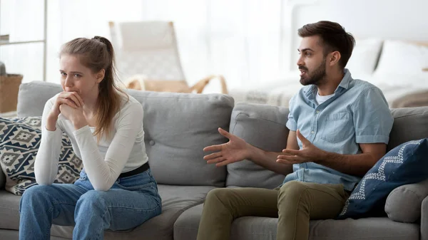 Enojado hombre sermoneando infeliz molesto llorando mujer en casa — Foto de Stock