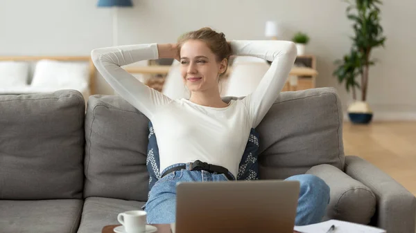Femme satisfaite se détendre sur un canapé confortable après le travail informatique fait — Photo