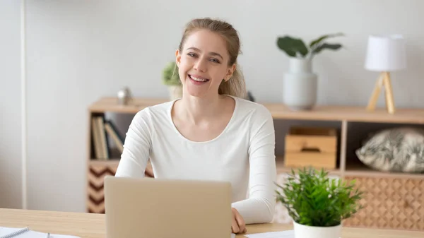 Head shot portrait of smiling woman, employee using laptop at workplace — Stock Photo, Image