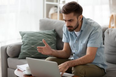 Öfke öfkeli adam okuma kötü haber, laptop ile sorun yaşıyorsanız