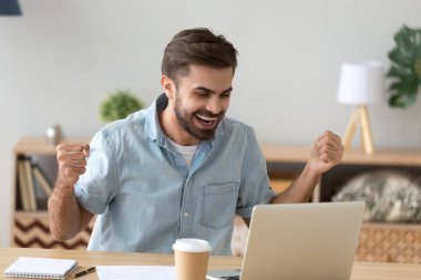 Mutlu heyecanlı adam dizüstü iyi haber okuma, online zafer kutlamak