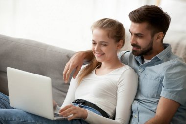 Aşk genç çift birlikte laptop kullanarak, film veya video izlerken