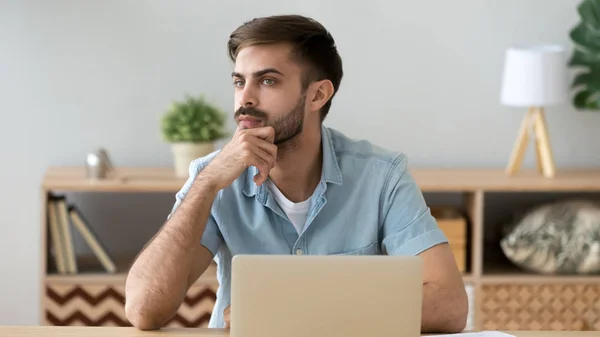 Düşünceli ciddi öğrenci veya ofis işçisi online proje hakkında düşünme — Stok fotoğraf