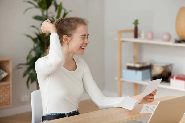 Happy young woman reading good news in paper letter, notification — Stock Photo, Image