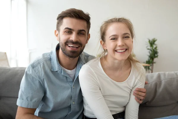 Retrato de la cabeza de la pareja sonriente, mira a la cámara, haciendo videollamada — Foto de Stock