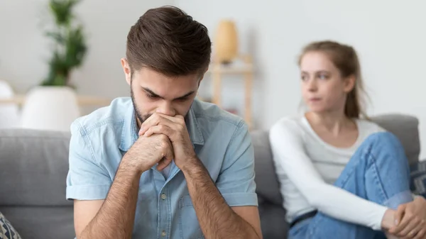 Hombre frustrado molesto ignorando a la mujer sentada detrás, pensando — Foto de Stock