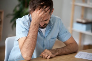 Kötü haber tarafından şok el baş tutan üzgün sinirli adam