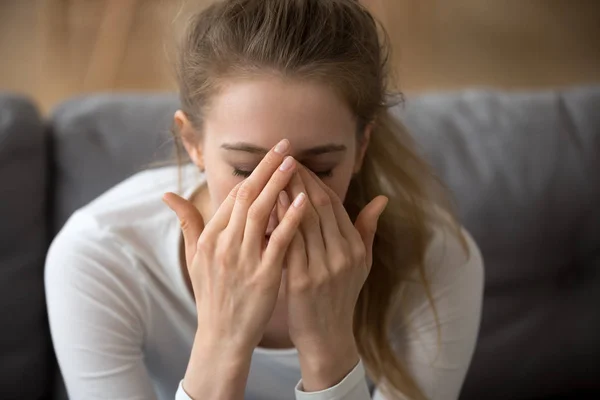 Közelről gondolkodó nő fedezi arcát a kezében, fájdalomérzet — Stock Fotó