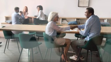 Mutlu Afrikalı müşteri el sallama teşekkür yaşlı yönetici yapma iş anlaşması