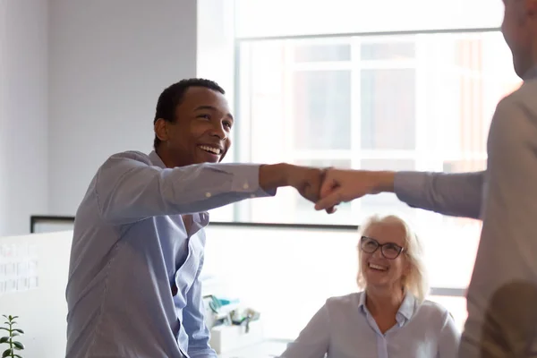 Zwei aufgeregte Männer geben Faustschlag und feiern Teamwork — Stockfoto