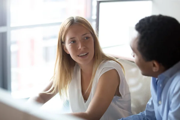 Jonge Kaukasische zakenvrouw Manager luisteren naar Afrikaanse collega met discussie — Stockfoto