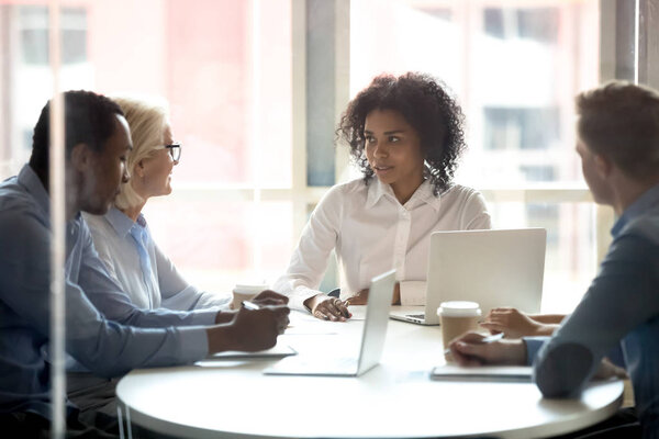 Líder femenina afroamericana seria hablando en diversa reunión de grupo — Foto de Stock