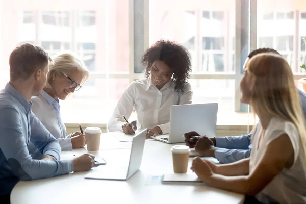 Firma de contratos en el concepto de negociaciones de grupo, diversas empresarias haciendo tratos — Foto de Stock