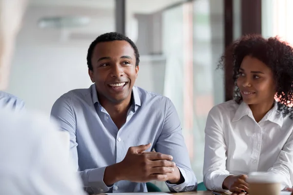 Líder da equipe de empresários africanos conversando com colegas em reunião de grupo — Fotografia de Stock