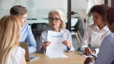 Ekip toplantısında mali rapor sonucu sunan eski Şirket Yöneticisi