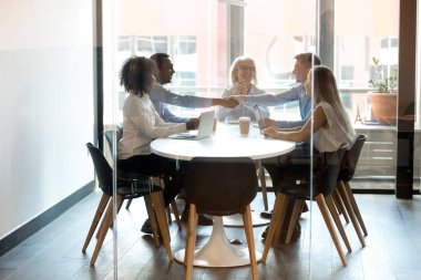 Toplantı odasında grup toplantısı müzakere mutlu farklı işadamları el sıkışması