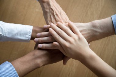 Çok kültürlü çalışanlar el istifleme takım inşa meşgul