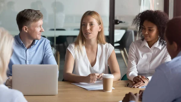 Líder empresarial femenina segura negociando con los clientes en la reunión del grupo — Foto de Stock