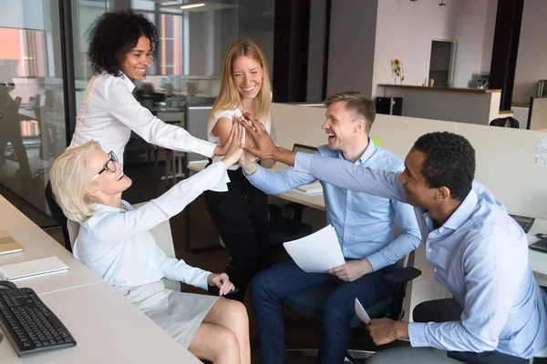 Emocionado grupo de jóvenes y viejos empresarios empleados dan cinco — Foto de Stock