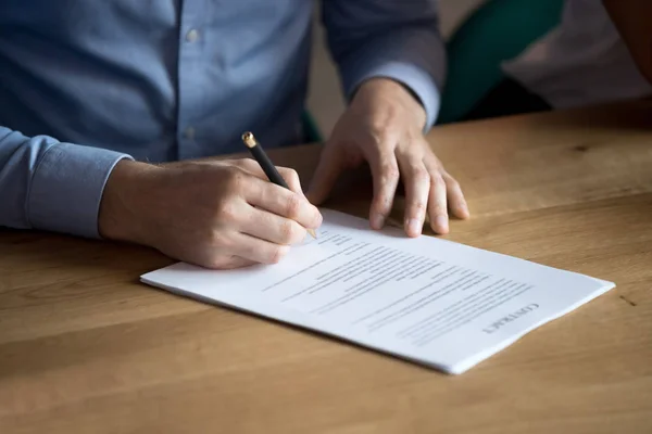 Hombre de negocios contrato de firma de mano de cliente, vista de cerca — Foto de Stock