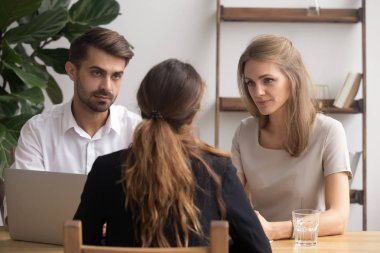 Ciddi şüpheli HR yöneticileri iş röportajında başvuru dinliyor