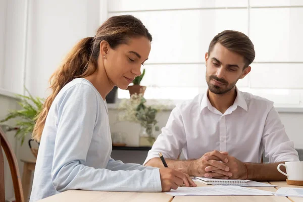 Mujer cliente firmar contrato de seguro reunión corredor abogado haciendo trato —  Fotos de Stock