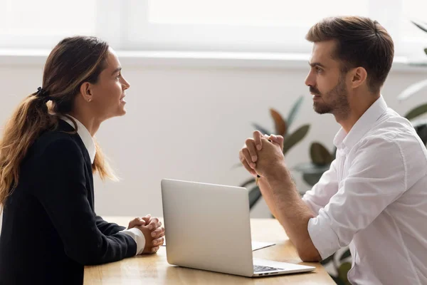 Manlig HR arbetsgivare prata med kvinnliga sökande på anställnings intervju — Stockfoto