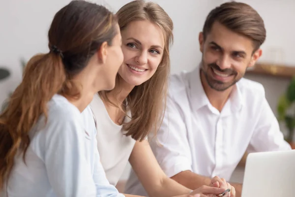 Glimlachende HR managers luisteren naar sollicitant bij sollicitatiegesprek — Stockfoto