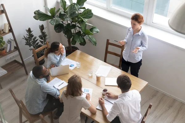 Directora líder mujer hablando con los empleados reunión líder, vista superior — Foto de Stock