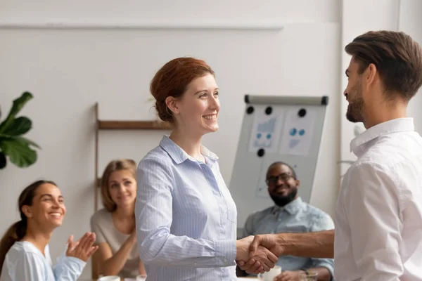 Happy kobieta pracownik Intern Handshake pomocny szef uzyskać nagrodzone promowane — Zdjęcie stockowe