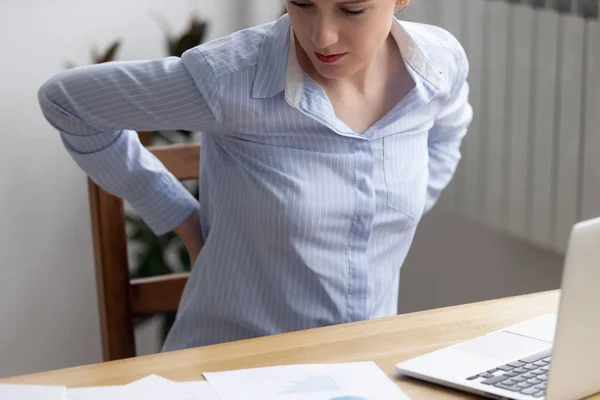 Rugpijn in Office concept, moe vermoeide zakenvrouw terug te wrijven — Stockfoto