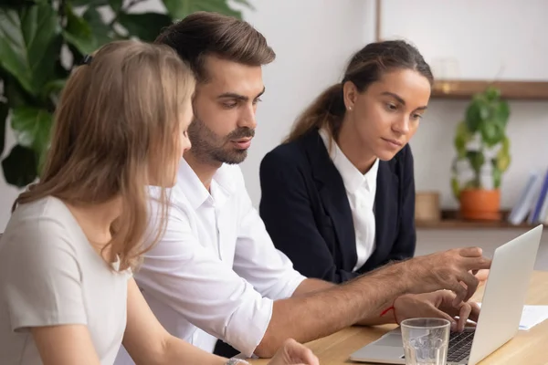 Serious male mentor leader explain computer work to female employees — Stock Photo, Image