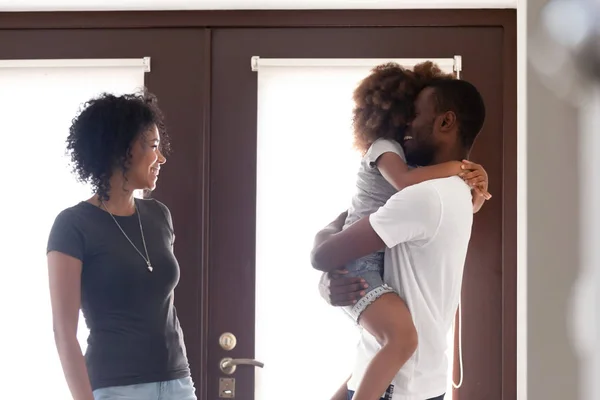 African American man returned after business trip, family reunion — Stock Photo, Image