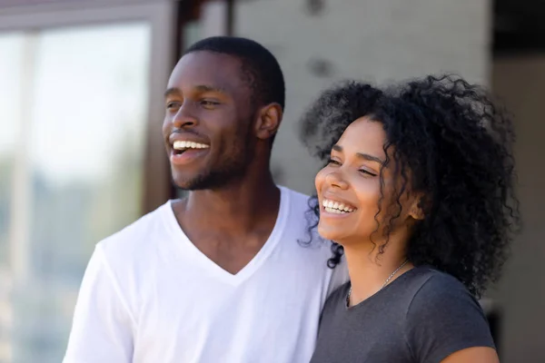 Sonriendo pareja afroamericana de pie juntos al aire libre — Foto de Stock
