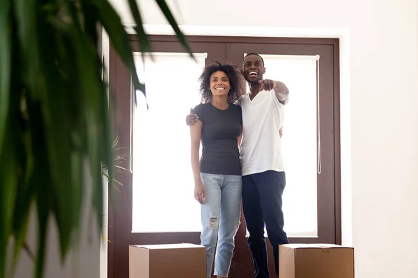 Gelukkig Afrikaans Amerikaans echtpaar staat in hal van nieuw huis — Stockfoto